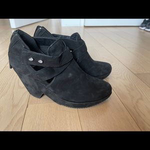 Eileen Fisher black suede booties cutout size 8